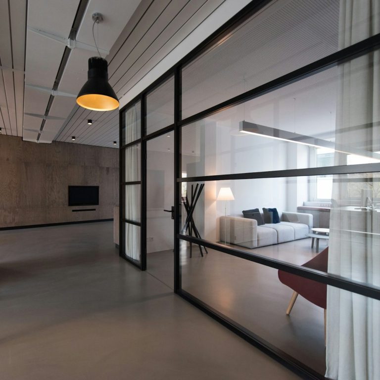 Impressum Modernes Raumdesign mit Glaswänden, minimalistischen Möbeln und einer gemütlichen Atmosphäre.